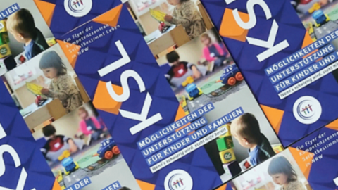 Mehrere Ausgaben der Broschüre "Möglichkeiten der Unterstützung für Kinder und Familien"