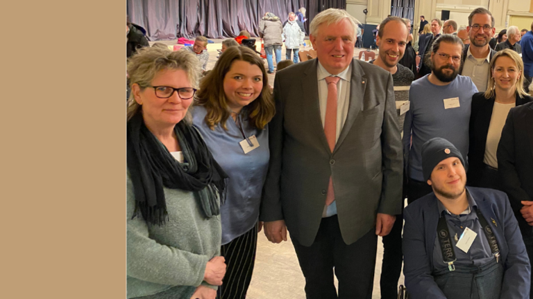 Mitarbeiter*innen der Kompetenzzentren Selbstbestimmt Leben (KSL) NRW mit Karl-Josef Laumann, Minister für Arbeit, Gesundheit und Soziales des Landes NRW (3.v.l.)