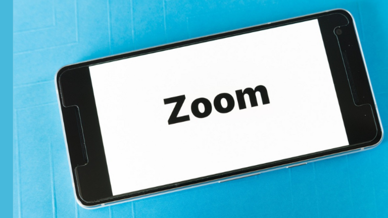 Smartphone mit Schriftzug "Zoom"