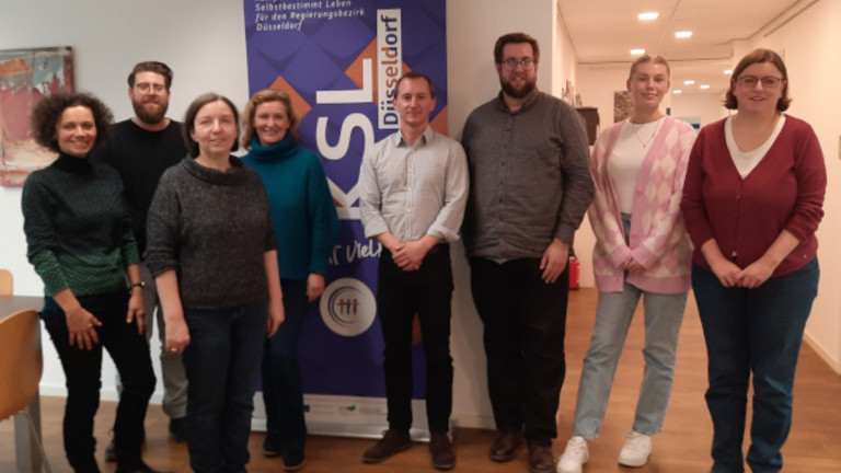 Kooperieren von nun an: (von links nach rechts): Birgit Bruckmann (Qualitätsmanagement-Beauftragte VHS Düsseldorf), Christopher Gallo (VHS Düsseldorf), Daniela Heiber (VHS Düsseldorf), Alexandra Janaszek (Projektleiterin KSL.MSi), Jörg Rodeike (Projektleiter KSL.Düsseldorf), Andreas Heither (KO-KSL), Nina Rudnik (VHS Düsseldorf), Susanne Schulte-Mausbeck (KSL.Düsseldorf)