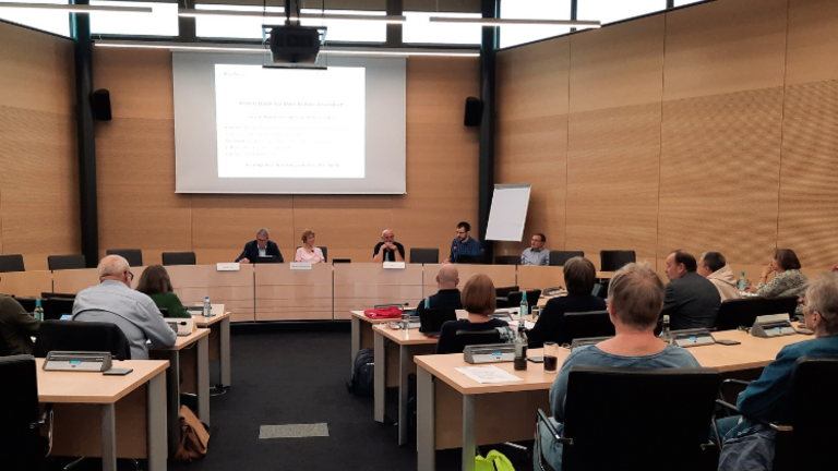 Ratssaal in Ratingen mit Referent*innen und Zuhörer*innen