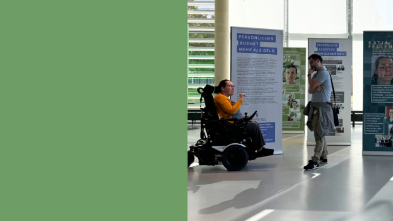 Elemente der Wanderausstellung zum Persönlichen Budget; Katja Fellenberg (links), Mitarbeiterin des KSL.Düsseldorf, im Gespräch mit einem Besucher