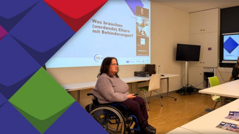 Christiane Rischer vom KSL.Arnsberg sitzt in ihrem Rollstuhl und hält eine Präsentation. Auf der Präsentationsfolie an der Wand steht der Text „Was brauchen (werdende) Eltern mit Behinderungen?“