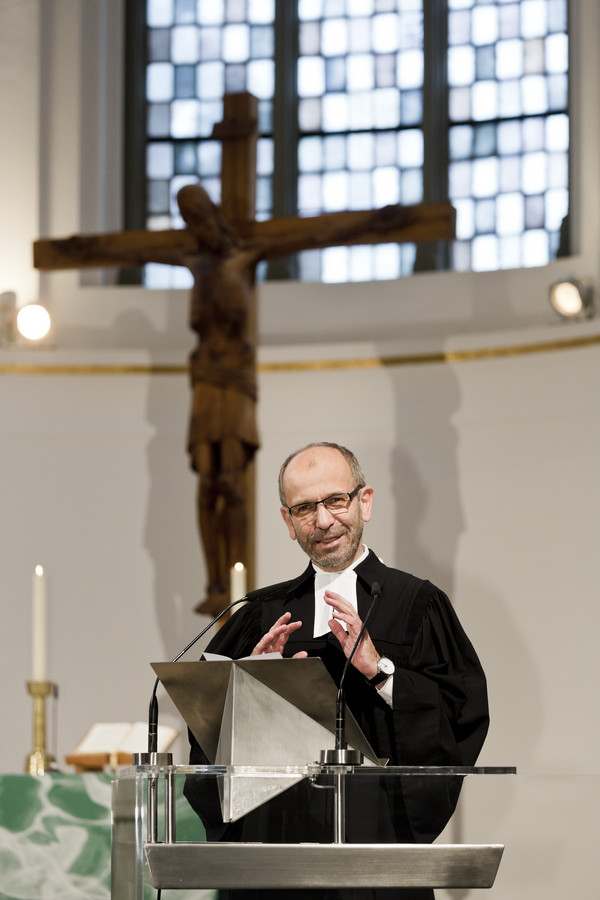 Ein Pastor prädigt.