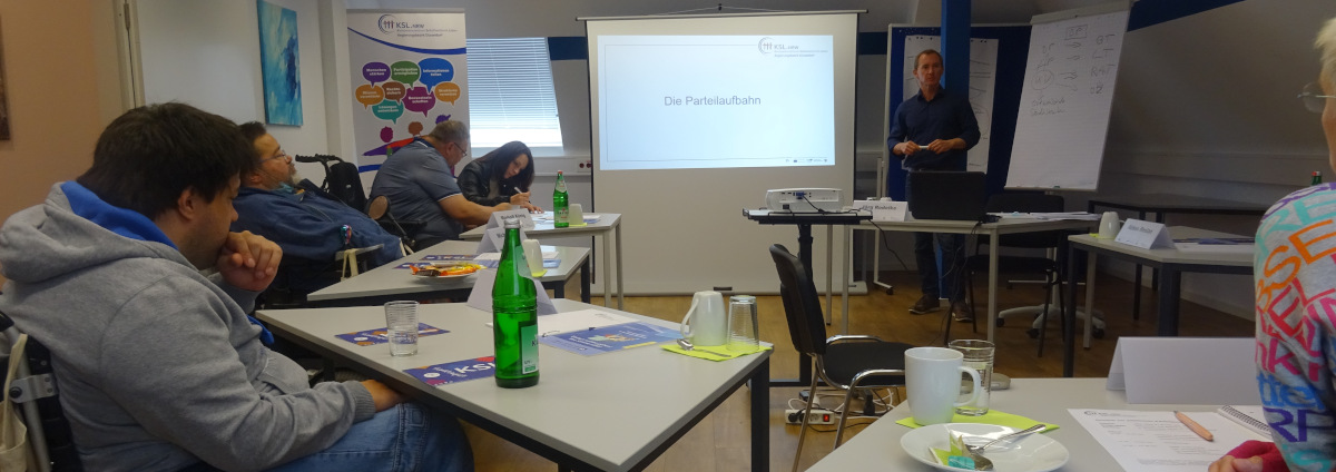 Das Bild zeigt Teilnehmer*innen des Seminars mit Referent Jörg Rodeike