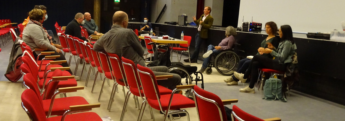 Das Bild zeigt Jörg Rodeike vom KSL Düsseldorf, Ellen Romberg-Hoffmann vom KSL Köln, zwei Gebärdensprachdolmetscherinnen, ein Schriftdolmetscher und einige Teilnehmer*innen es Seminars.