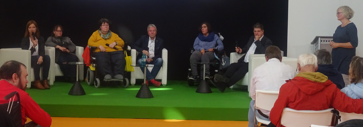 Auf dem Podium von links nach rechts: Karin Hammermann (Mitarbeiterin Koordinierungsstelle der KSL.NRW), Assistentin, Tanja Triebel (Assistenznehmerin), Jürgen Langenbucher (Themenverantwortlicher für das Persönliche Budget beim LVR), Isabell Rosenberg (Assistenznehmerin, Mitarbeiterin EUTB Krefeld und ibk kubia), Tobias Fischer (Jurist KSL Düsseldorf); Moderation: Iris Colsman (Leiterin KSL Düsseldorf)