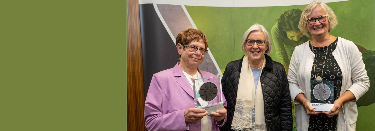 von links nach rechts: Preisträgerin Brigitte Müller aus Remscheid, Ursula Mahler, stellvertretende Vorsitzende der Landschaftsversammlung Rheinland, Preisträgerin Iris Colsman (Foto: Uwe Weiser)