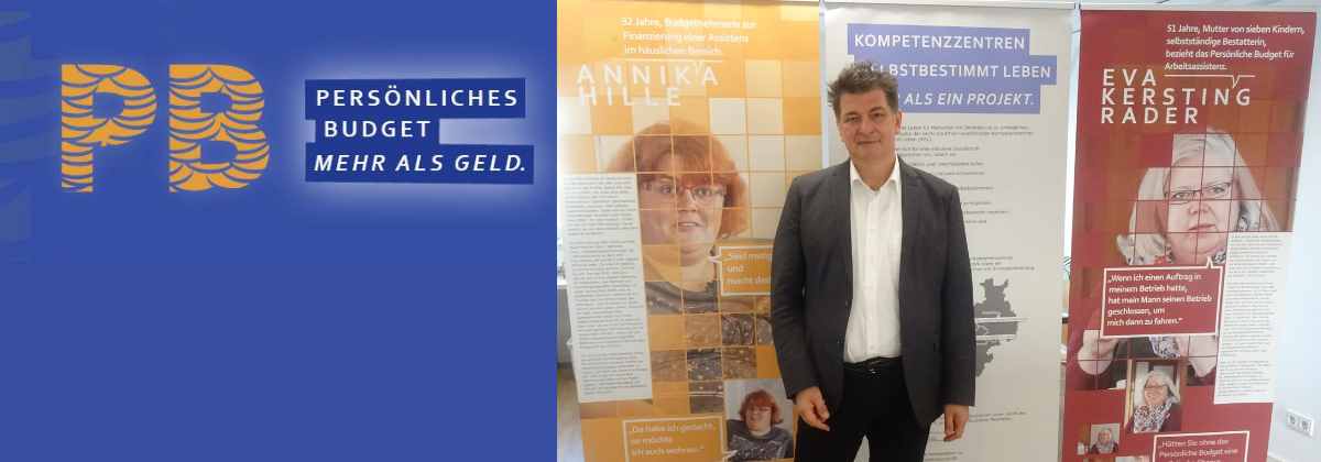 PB - Persönliches Budget - Mehr als Geld; Tobias Fischer, Jurist des KSL Düsseldorf, vor drei Elementen der Ausstellung