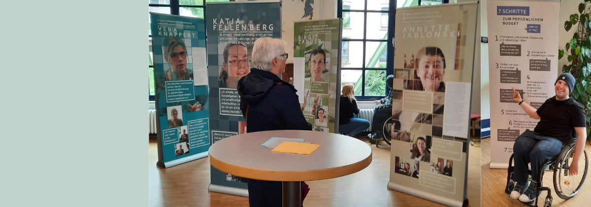 Fünf Elemente der Ausstellung zum Persönlichen Budget; rechts: Adrian Dworak, Praktikant beim KSL.Düsseldorf