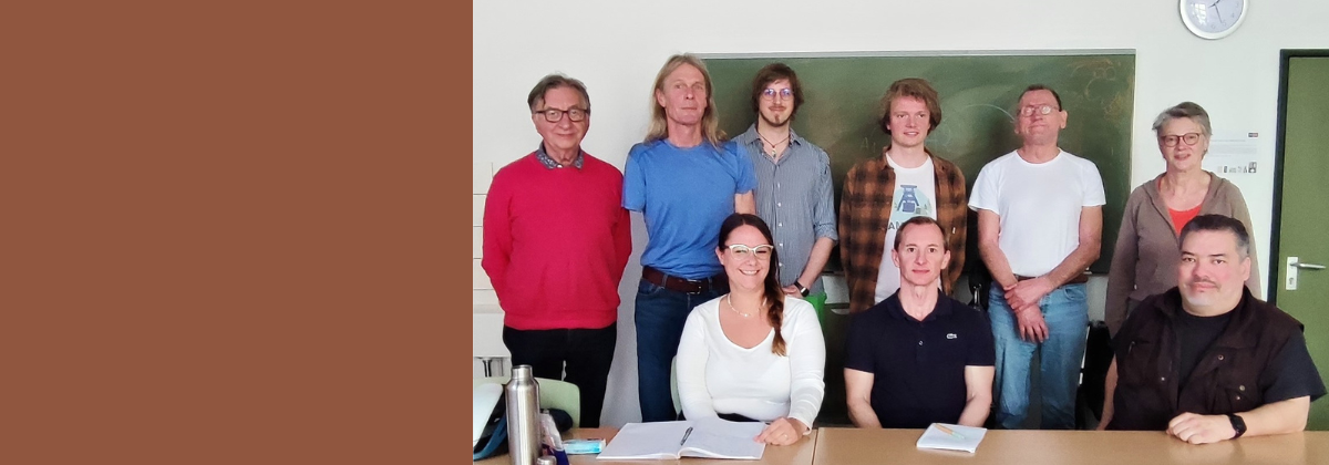 Teilnehmer*innen des Seminars mit den Dozenten Andreas Tintrup, Projektleiter KSL.Arnsberg (2. v. l.) und Jörg Rodeike, Projektleiter KSL.Düsseldorf (vorne mittig)