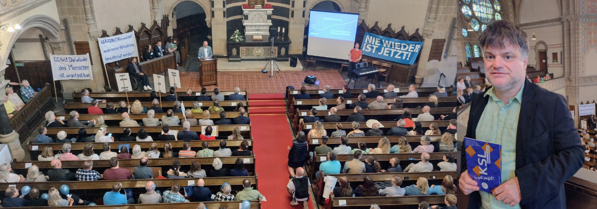 Solidaritätskundgebung in der Hauptkirche Mönchengaldbach-Rheydt; rechts: Christian Jurko vom KSL.Düsseldorf