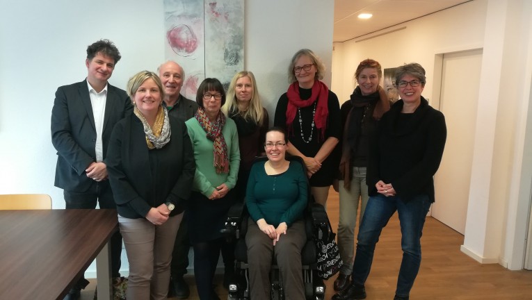 Gruppenbild des Teams des KSL Düsseldorf mit Claudia Middendorf, zweite von links