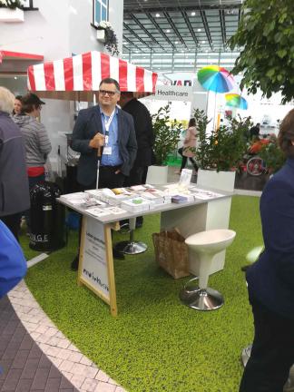 RehaCare 2017 - Murat Altunok vom KSL Düsseldorf für die Kompetenzzentren Selbstbestimmt Leben NRW am Stand der Landesregierung