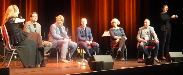 von links nach rechts: Hannah Schlubeck, die Band Wildes Holz, Iris Colsman, Leiterin des KSL Düsseldorf, Helmut Sanftenschneider und eine Gebärdensprachdolmetscherin