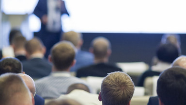 Studierende hören im Hörsaal einem Dozenten zu