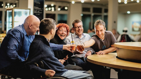 Mehrere Personen sitzen um einen Tisch. Foto: Andi Weiland I Gesellschaftsbilder.de