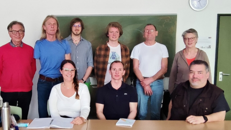 Teilnehmer*innen des Seminars mit den Dozenten Andreas Tintrup, Projektleiter KSL.Arnsberg (2. v. l.) und Jörg Rodeike, Projektleiter KSL.Düsseldorf (vorne mittig)